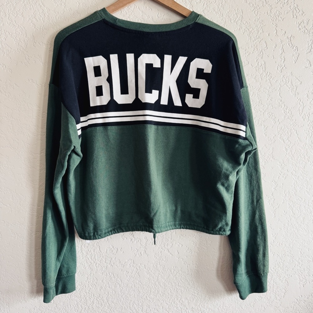 Milwaukee Bucks | large logo back pullover | XL